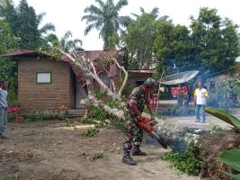 Tanggap Bencana, Babinsa Tiga Balata Turun Langsung Kerumah Warga Korban Angin Puting Beliung