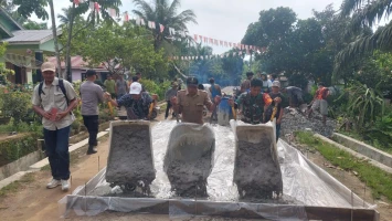 Babinsa Koramil 07/BM Turut Serta Pengecoran Rapat Beton Di Nagori Pagar Bosi.