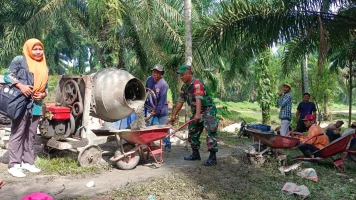 Babinsa Bosar Maligas Turut Serta Bantu Warga Pengecoran Rabat Beton 