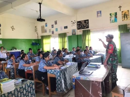 Tanamkan Cinta Tanah Air Sejak Dini, Babinsa Saribu Dolok Berikan Wasbang Pada Siswa SMP