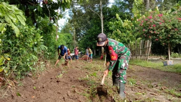 Bergerak Bersama Rakyat, Babinsa Gotong Royong Timbun Jalan Berlubang dan Membersihkan bahu kanan kiri jalan yang ditumbuhi  Rerumputan