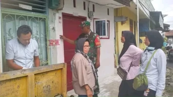 Babinsa  dampingi petugas Dinsos dalam pemasangan Tanda Penerima PKH dan BPNT