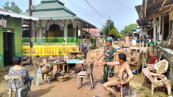 Danramil 05/Serbelawan Bwrsama Babinsanya Berjibaku Bersihkan Sekolah Pasca Banjir