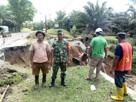 Cek Kondisi Jalan Longsor Di Wilayah Binaan, Babinsa Ingatkan Warga Berhati-Hati Saat Melintas