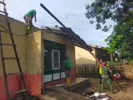 Tanggap Bencana, Babinsa Tanah Jawa Turun Langsung Kerumah Warga Korban Angin Puting Beliung