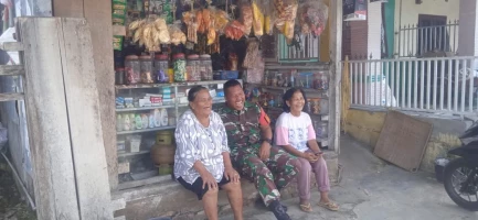 Tunjukkan Kedekatan dengan Warga,  Babinsa Sapa Lansia di Desa Bah Sampuran