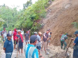 Atasi Kesulitan Warga, Babinsa Bantu Tangani Tanah Longsor