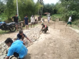 Bersama Warga, Babinsa Gotong Royong Perbaiki Jalan Rusak.