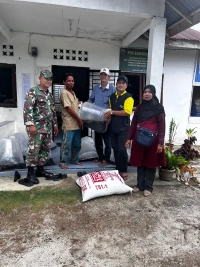 Dukung Ketahanan Pangan Dibidang Peternakan, Babinsa Dampingi Warga Dalam Pemberian Bibit Ikan lele dan Pakan Ikan.