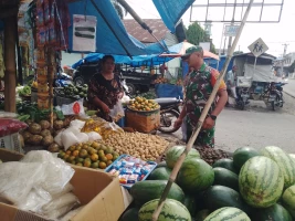 Jalin Kedekatan Dengan Warga Binaan ,Babinsa Komsos Bersama Pedagang Buah-buahan