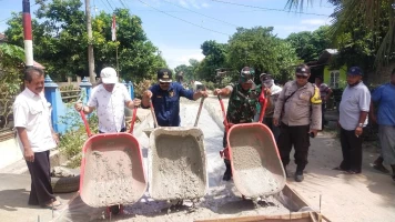 Dukung Pembangunan Desa, Babinsa Dampingi Pembangunan Rabat Jalan Beton