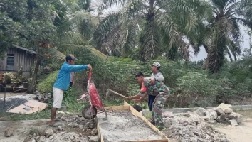 Wujud Kepedulian, Babinsa Gotong Royong Bersama Warga Melaksanakan Pengecoran Jembatan