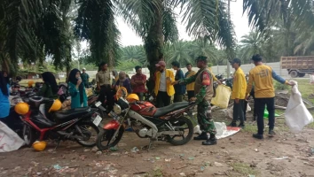 Babinsa Bosar Maligas Dukung Aksi Bersih World Clean Up Day di Lingkungan Nagori Sei Mangkei