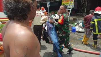 Babinsa Kodim 0207/Simalungun Bantu Evakuasi Barang Dagangan Milik Pedagang Korban Kebakaran 