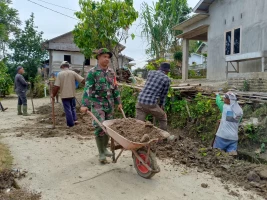 Babinsa Bersama Warga Gotong Royong Bersihkan Parit