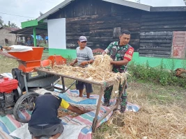 Babinsa  Bantu Petani Giling Jagung