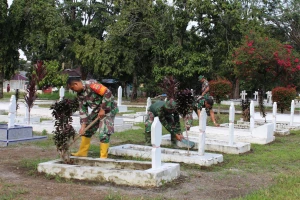 Menyambut Hari Pahlawan, TNI Bersihkan Taman Makam Pahlawan Nagur Pematangsiantar 