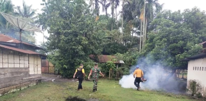 Babinsa Dampingi Puskesmas Laksanakan Fogging di Huta Marihat Bayu