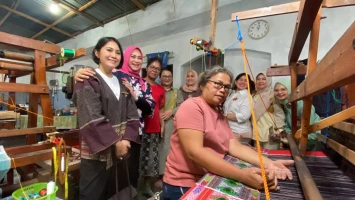 Ketua Umum IKKT Pragati Wira Anggini Ny. Evi Agus Subiyanto beserta rombongan Kunjungi Pengrajin Tenun, Ulos, dan Hiou di Lembaga Pelatihan Kerja (LPK) Anugrah Pematangsiantar