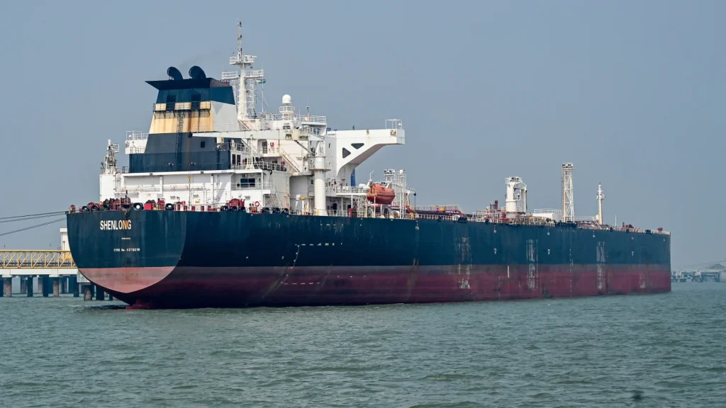 Kapal tanker minyak mentah Shenlong Suezmax berbendera Liberia berhasil berlabuh di Pelabuhan Mumbai setelah melewati Selat Hormuz yang berisiko tinggi di tengah meningkatnya konflik Asia Barat pada 11 Maret 2026 di Mumbai, India.