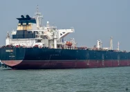 Kapal tanker minyak mentah Shenlong Suezmax berbendera Liberia berhasil berlabuh di Pelabuhan Mumbai setelah melewati Selat Hormuz yang berisiko tinggi di tengah meningkatnya konflik Asia Barat pada 11 Maret 2026 di Mumbai, India.